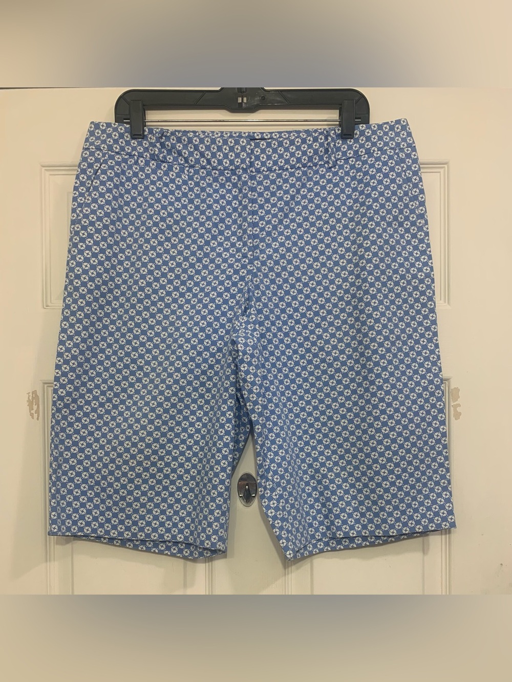 Talbots Boardwalk Bermuda Blue Geometric Print Sz 12 Shorts.              3325